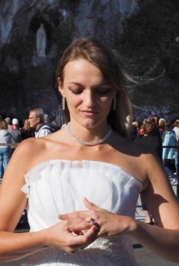 العروس تضع الخاتم في اصبعها