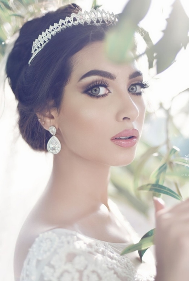 العروس تهتم بتخليد ذكريات زفافها 