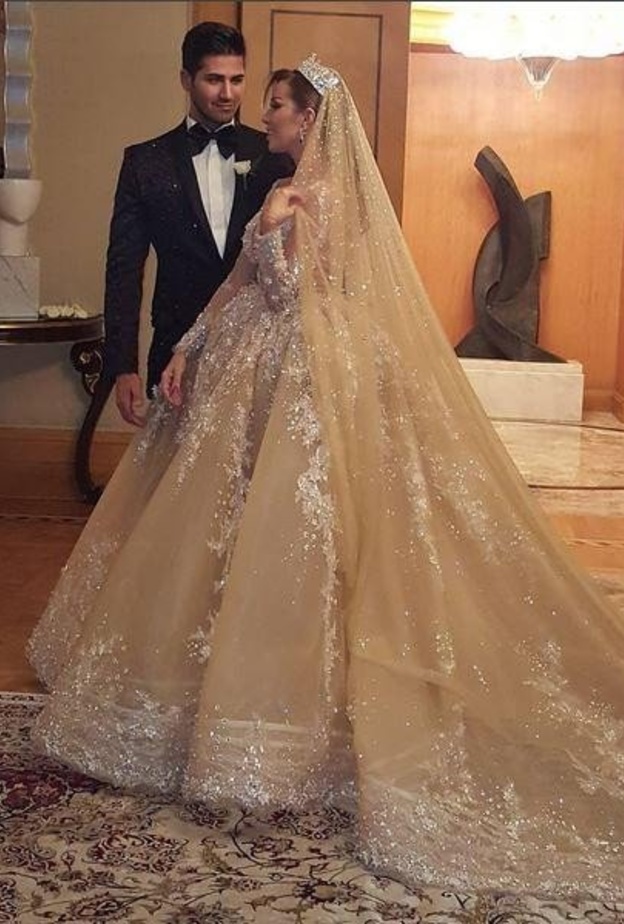 العروسان السعيدان