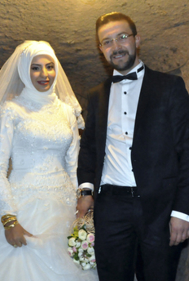 العروسان بزفاف تحت الارض