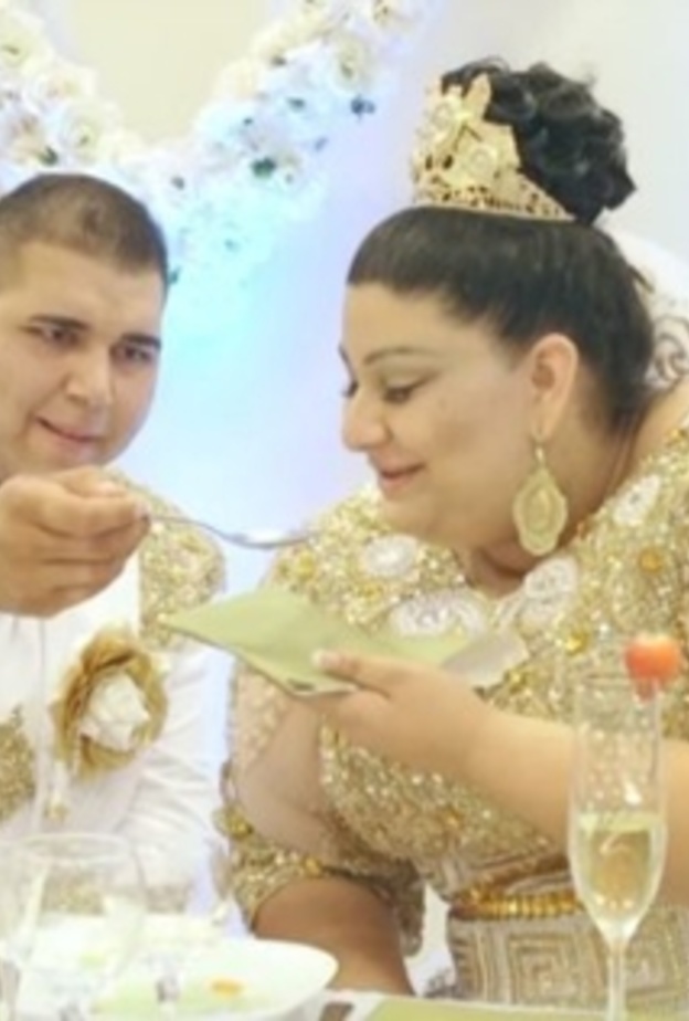 العروسان والزفاف الصاخب