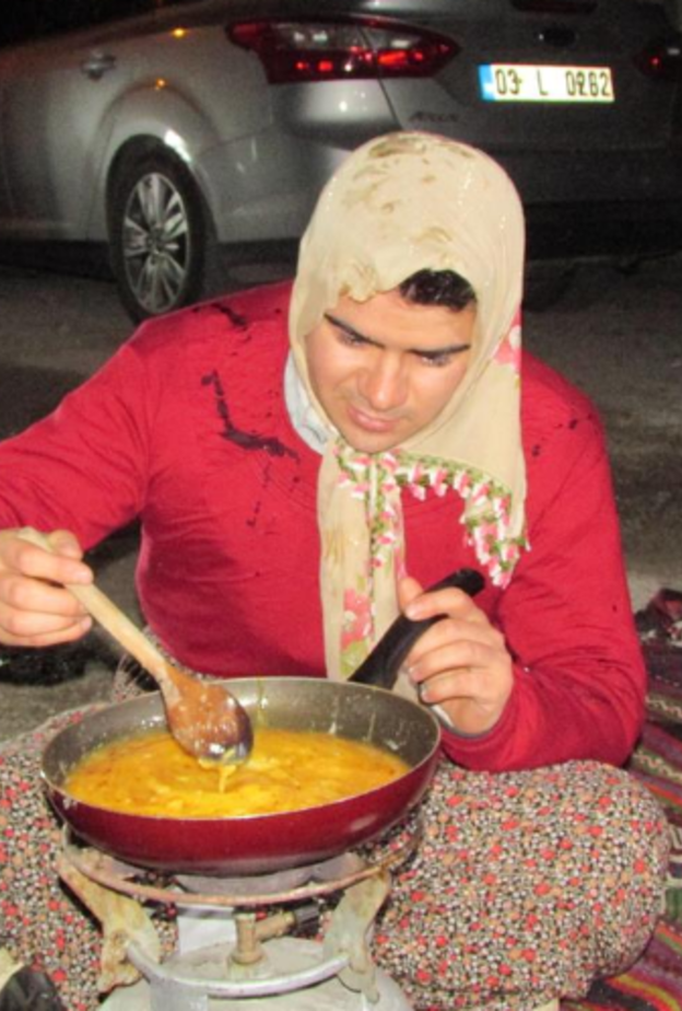 العريس بثياب الزوجة وهو يقلي البيض