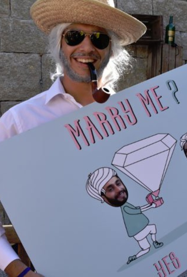 العريس يحمل الرسمة ويطلب يد حبيبته