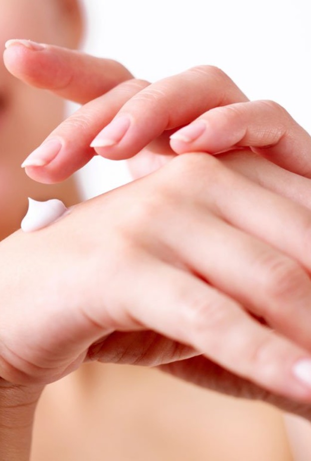 العناية بالبشرة في الشتاء تبدأ بالتقشير الرطب