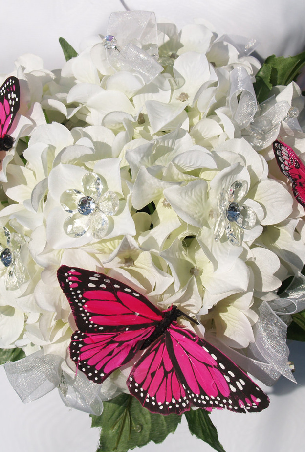 بطاقات الزفاف تزينها فراشات ناعمة