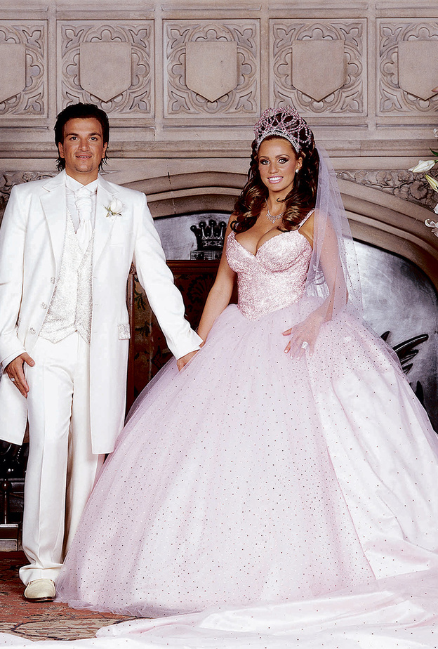 الفستان الوردي المنفوش الخاص بكايتي برايس والاطلالة بكاملها جعلته من اسوأ فساتين الزفاف