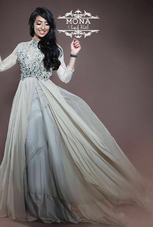 الفنانة نور غندور باحد تصاميم منى المنديل