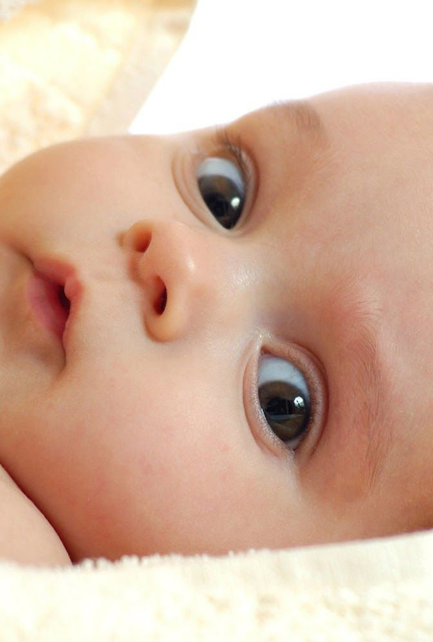 الكحل قد يصيب المولود بالعمى .. فاحذروه