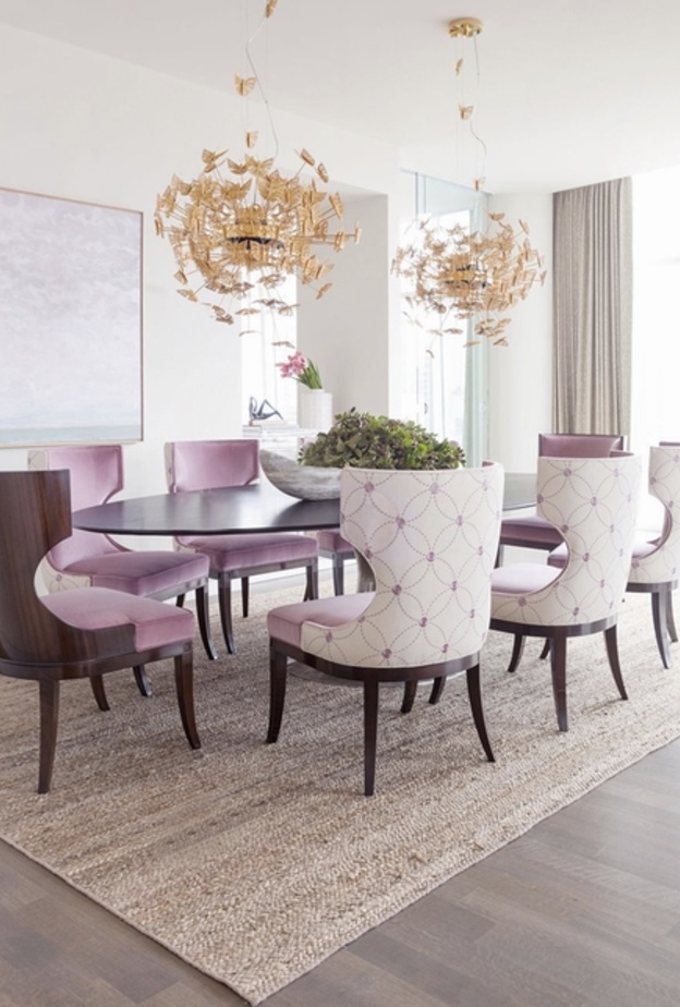 الكراسي باللون الزهري و التي تزود بأقمشة لستة منها و تبقي على الخشب في اثنين منها تعلوها جهازي إنارة من الفراشات الذهبية اللون 