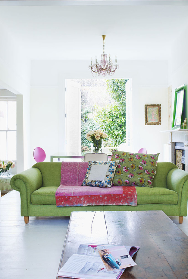 الكنب الكلاسيكس بلونه الأخضر ينسجم مع الوسائد والكنب الجلدي باللون البني 