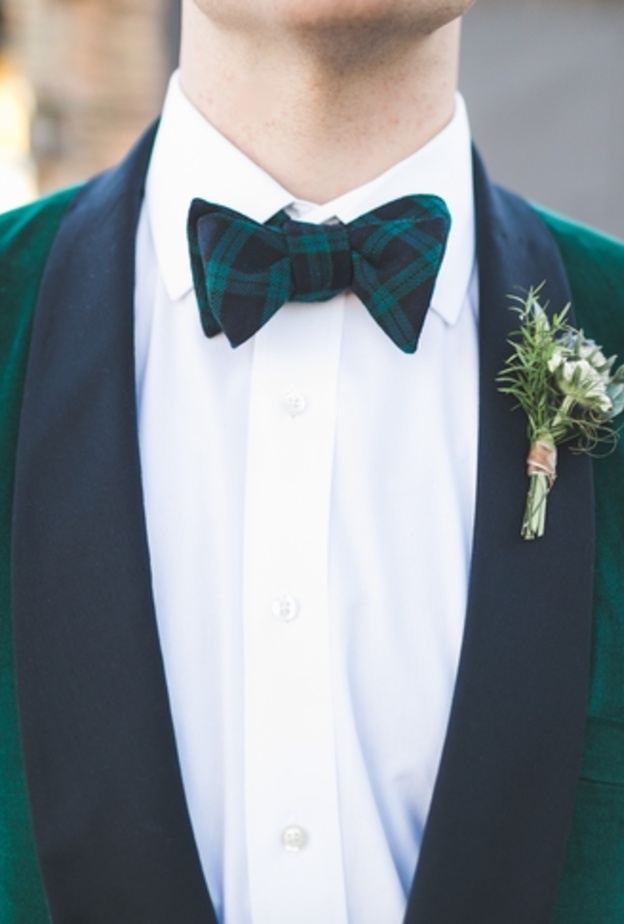 اللون الأخضر المخملي يعطي العريس اطلالة فخمة