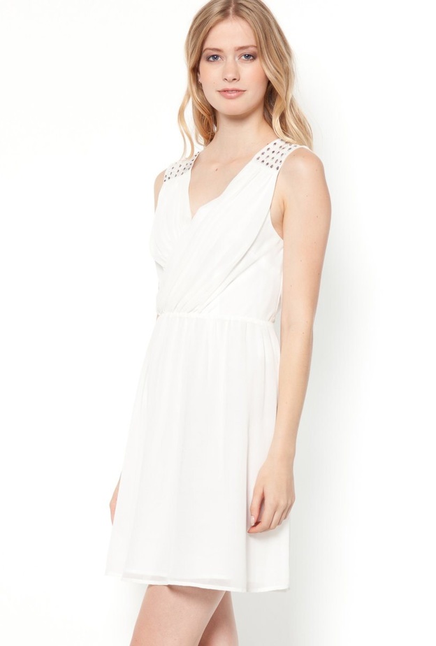 اللون الابيض يجعلك تظهرين بملامح الطفولة البريئة