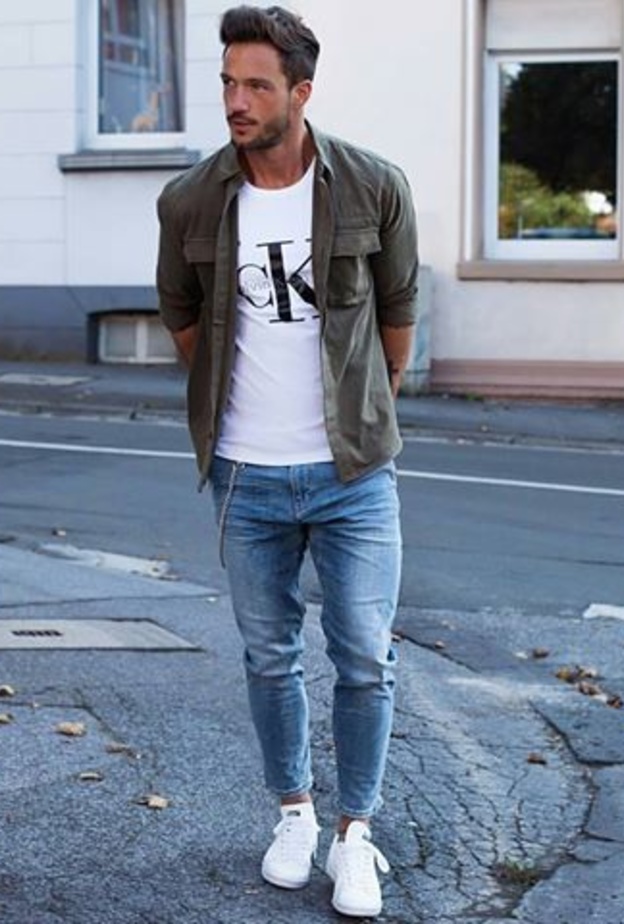 اللون الزيتي والأبيض يليق بالرجل الأسمر