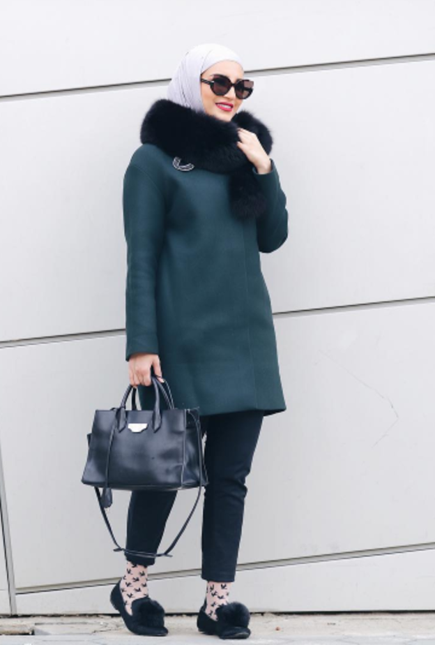 اللون الزّيتي الغامق مع الفلاو النّاعم الأسود، إزياء شتوية بامتياز