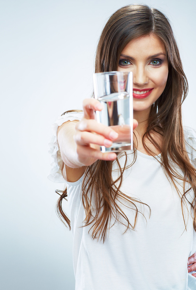 الماء يكبح الشهية و يحرق الدهون حول البطن