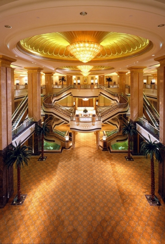 المدخل الملوكي في قصر الامارات