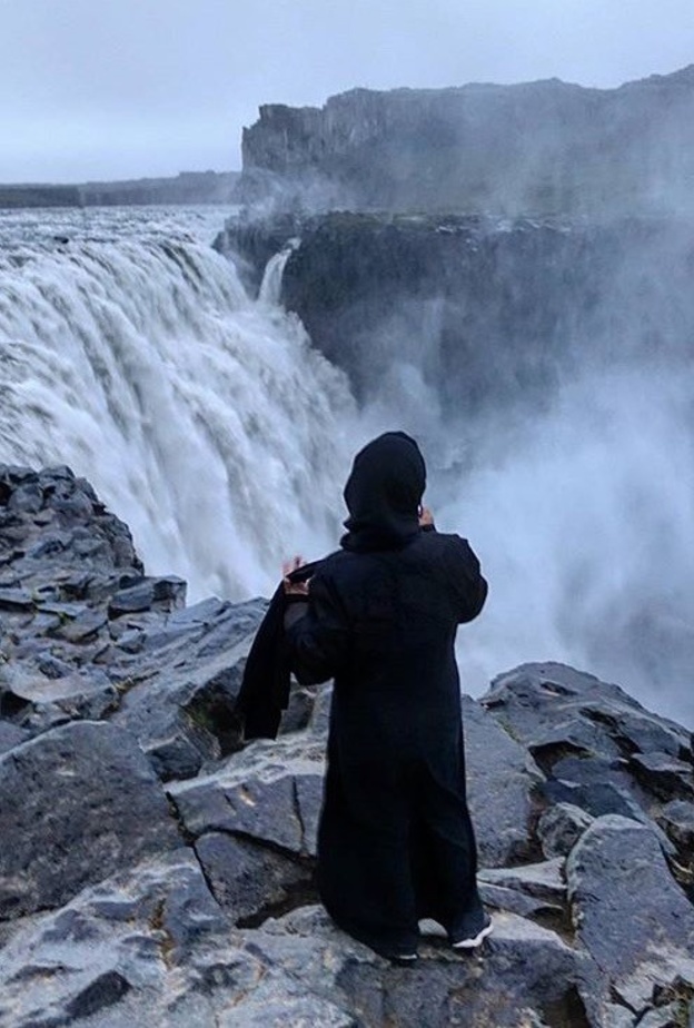 المرأة الغامضة تهوى السفر و السياحة 