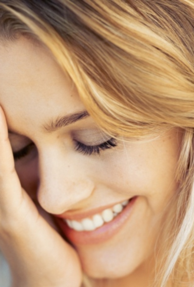 علامات الحب عند المرأة الخجولة 