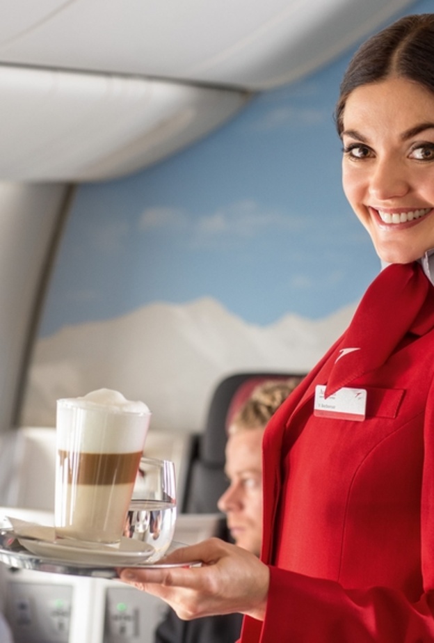 المضيفات يشرحن طريقة وضع اليد حال وقوع الطائرة