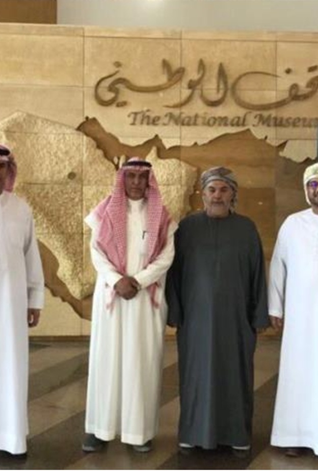 المعلم مع طلابه العمانيين في المتحف الوطني بالرياض 