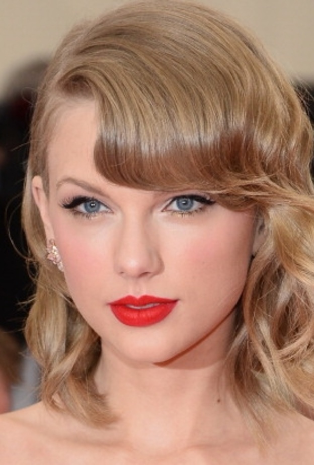 المغنية تايلور سويفت Taylor Swift  بشفاه حمراء