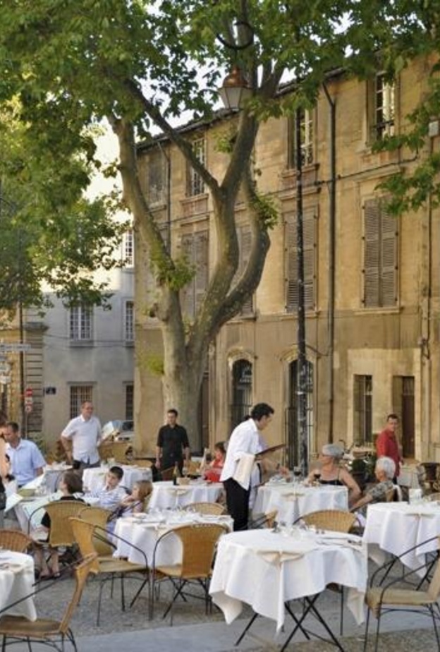 المقاهي في أفنيون