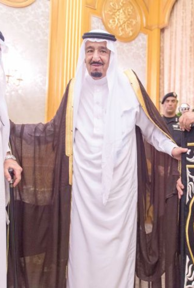  الملك سلمان يسلم الكسوة