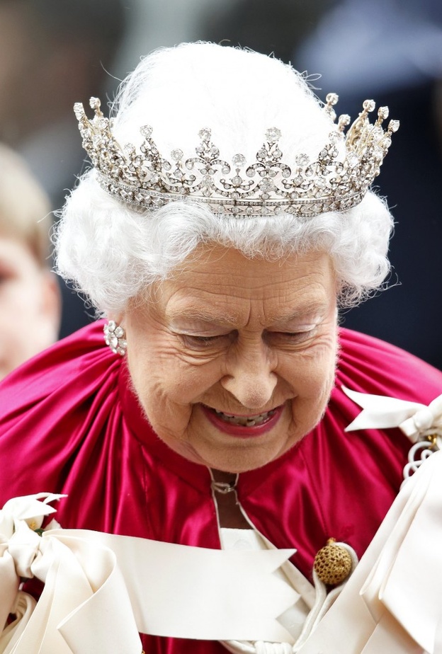 بالصور: الملكة إليزابيث تضع "وسام الفرسان"