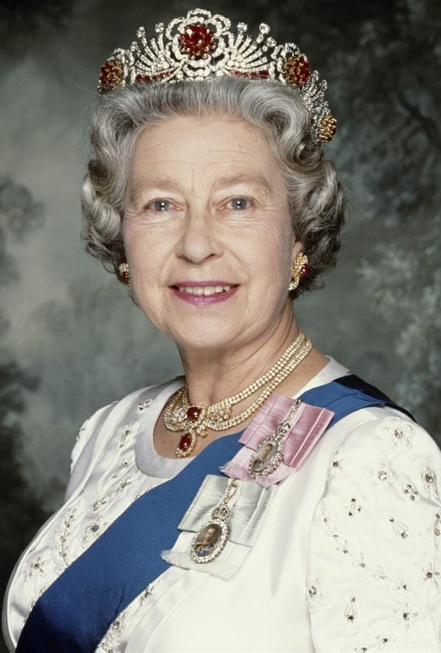 الملكة اليزابيث تشبه الممثل توم هانكس