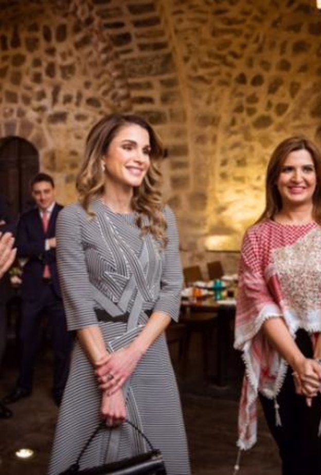 الملكة رانيا شاركت في مداخلات مع السيدات النشيمات حول التعليم