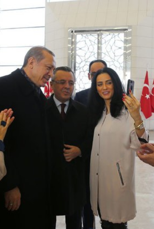 الممثل التركي امير مع اردوغان وززجته