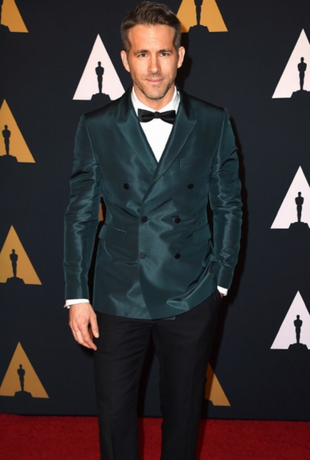 الممثل رايان راينولدز في توكسيدو من بربري Burberry