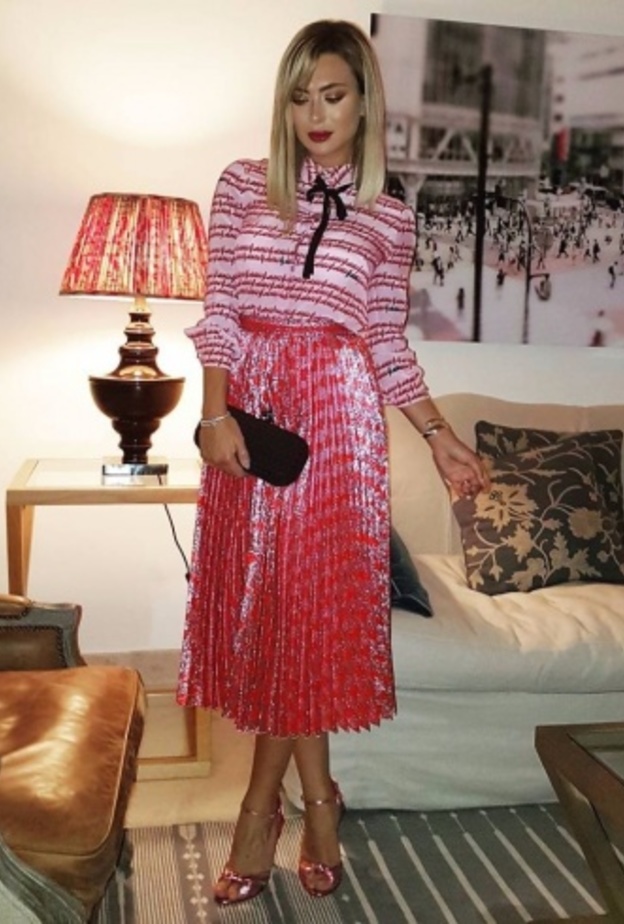 الممثلة اللبنانية ستيفاني صليبا متألقة بتنورة غوتشي مع قميص هدل وصندل كعب عالي