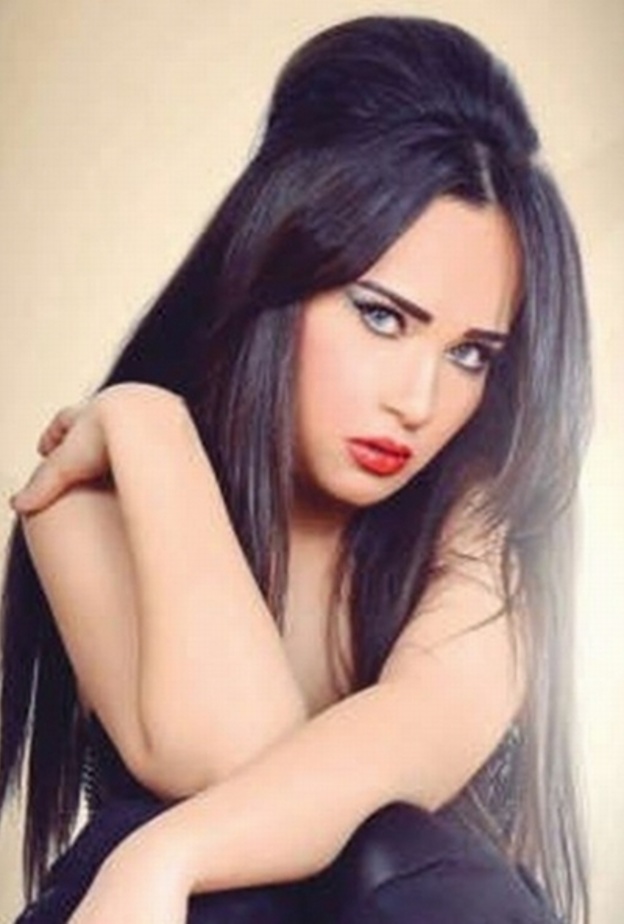 محمد مختار يعلن زواجه من رنا الهواري