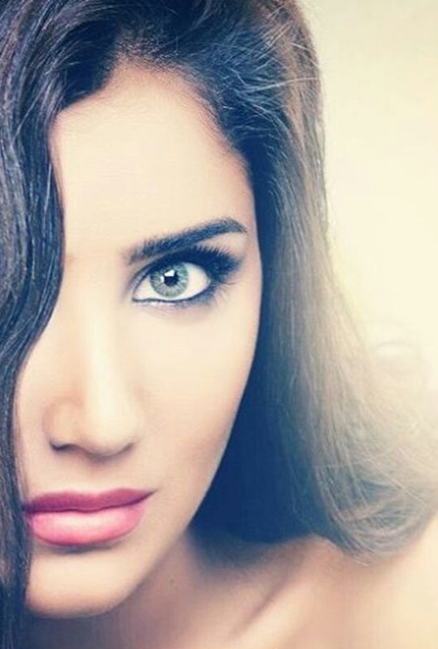 مي عز الدين باطلالة عصرية ومميزة