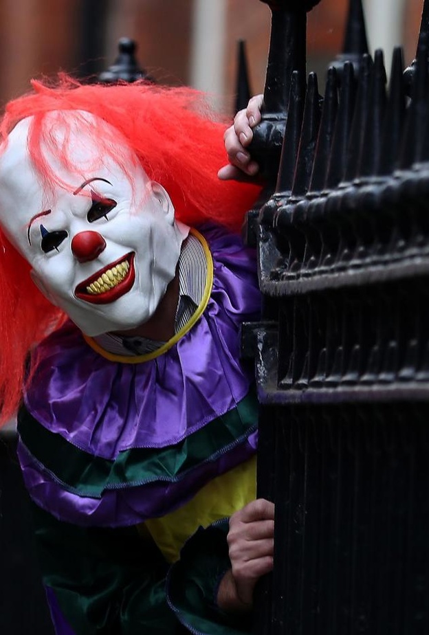 المهرج القاتل يتسبب في ولادة سيدة في الشارع