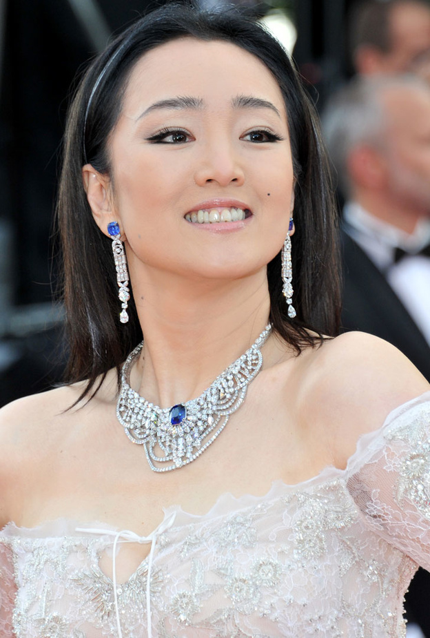 النجمة الصينية غونج لي ترتدي مجوهرات بياجيه