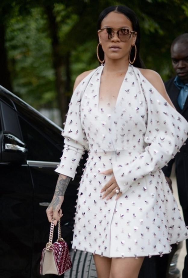 النجمة ريهانا Rihanna بفستان قصير وواسع في شوارع باريس