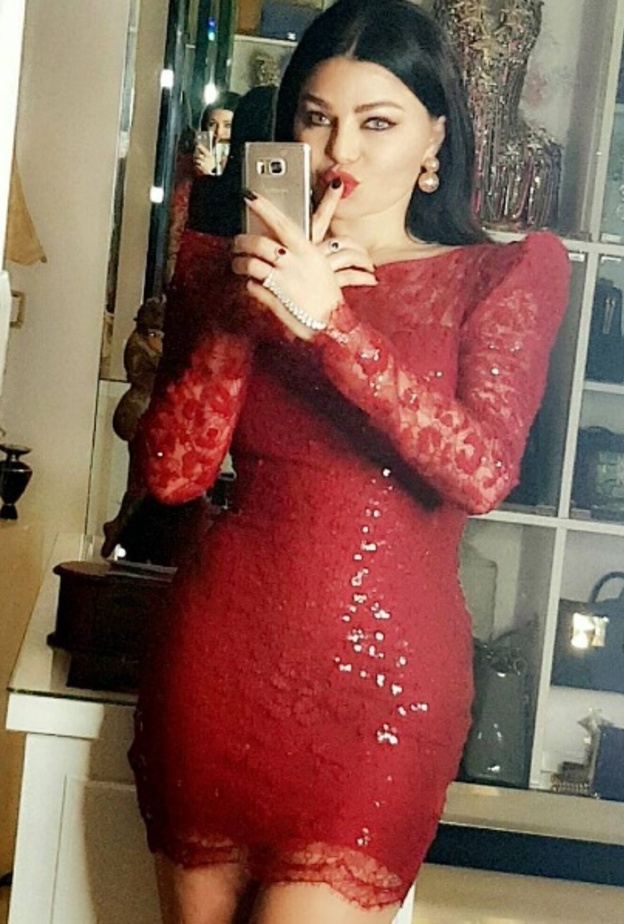 نحوى كرم بفستان أبيض ضيق وأنيق.