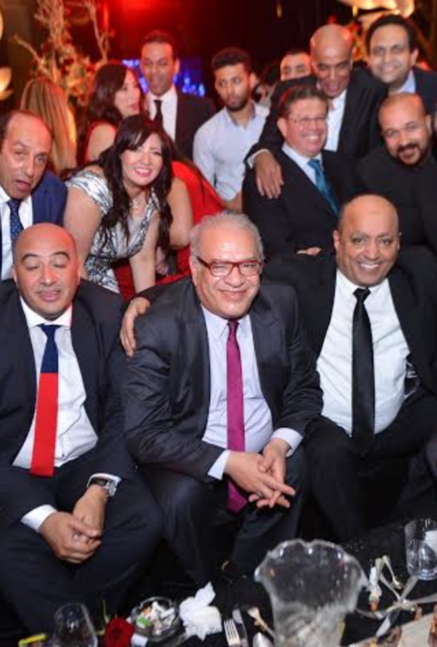 عمرو دياب مع حضور حفل الزفاف