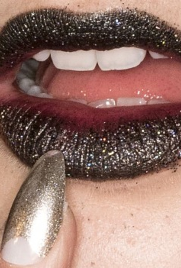 الوان البرونزي اللماع على أظافرك