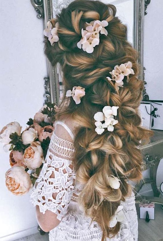 الورود الكبيرة تليق بالشعر الطويل والكثيف