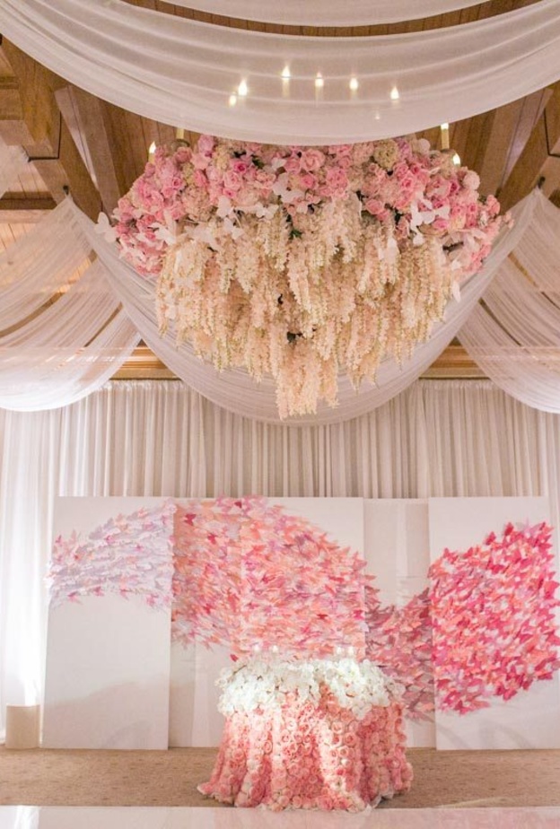 الوورد تزين قاعة زفافك بطريقة مبهرة وجذابة