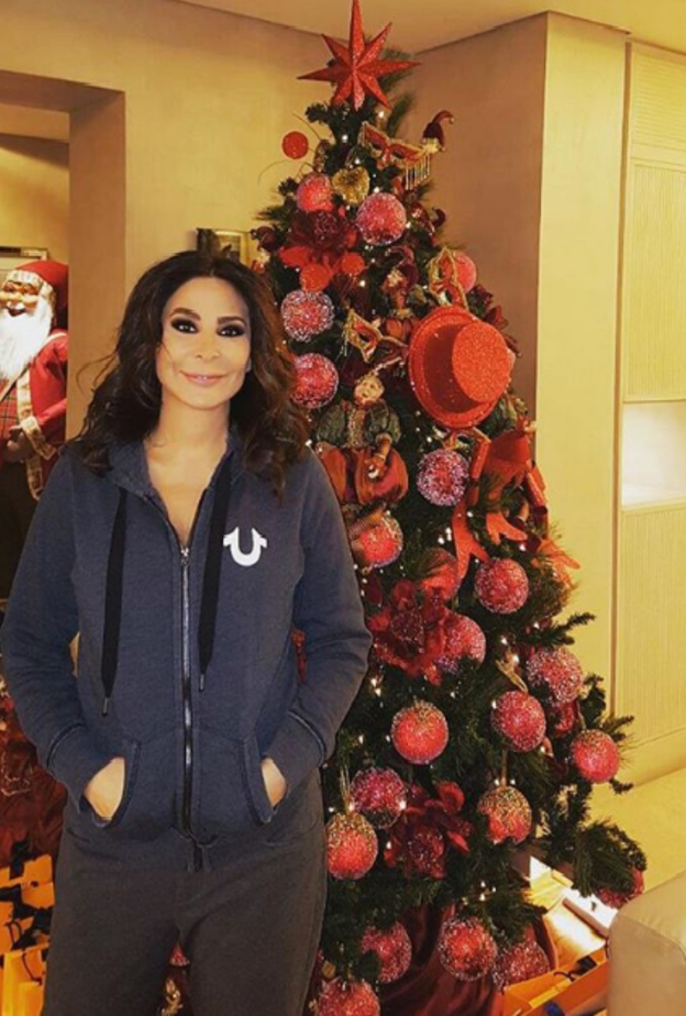 اليسا الى جانب شجرتها