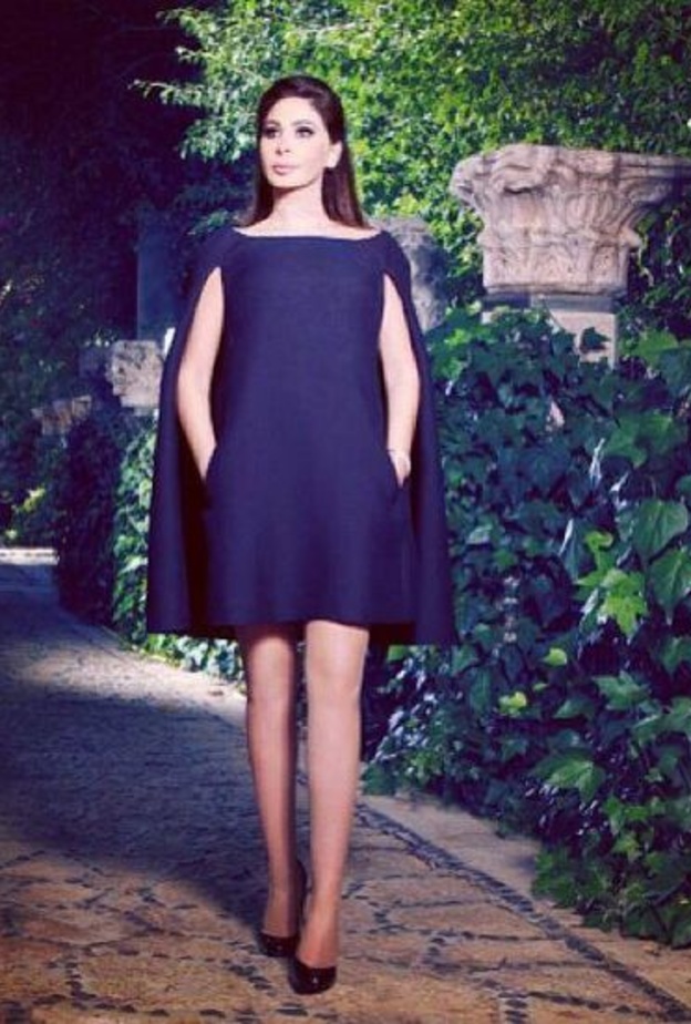 اليسا بفستان قصير بقصة الكاب