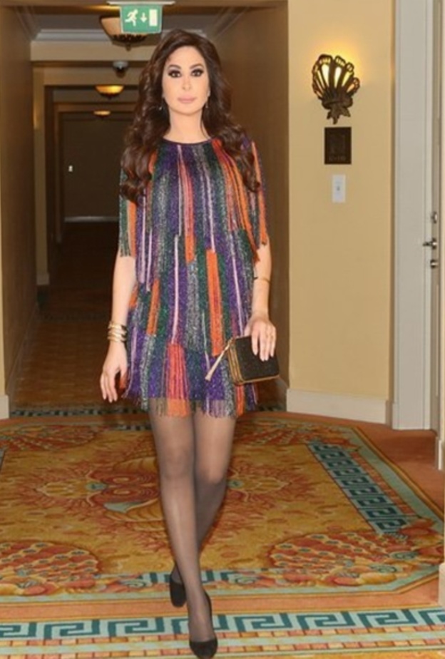 اليسا موضة الشراريب الراقية ذات الألوان المتداخلة بين الاخضر والبرتقالي والبنفسجي