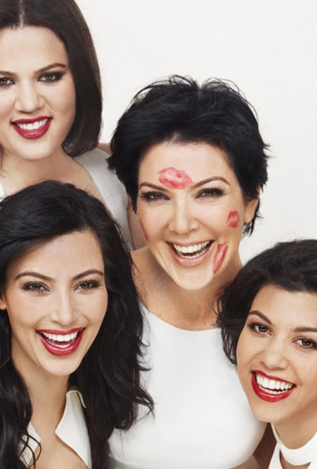  كريس تتوسط بناتها