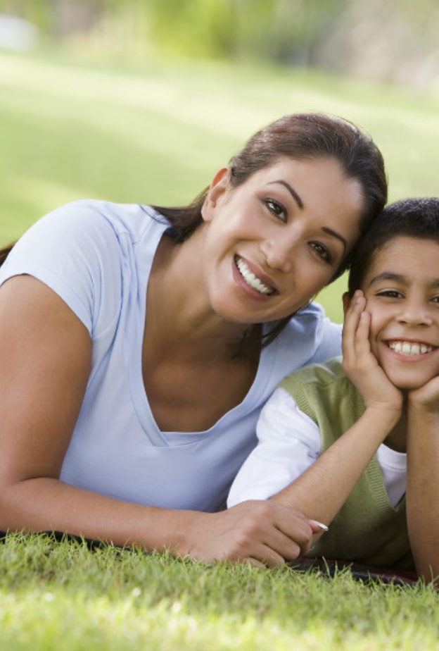 ام مع طفلها