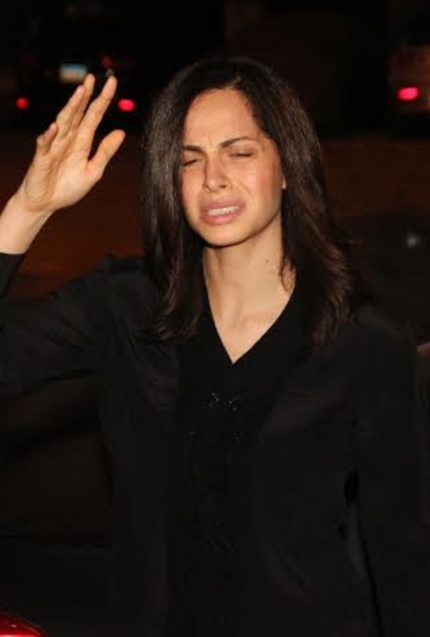 انهيار امال ماهر في عزاء والدها