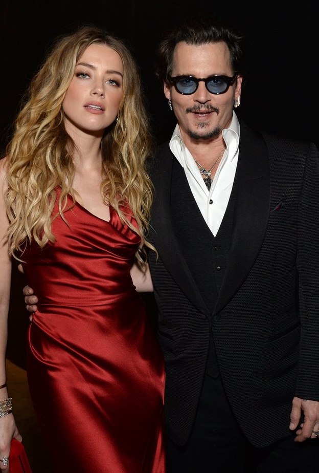 انه وفريقه القانوني مستمرون في وضع العراقيل في قضية الطلاق وامام اتفاق التسوية المالية